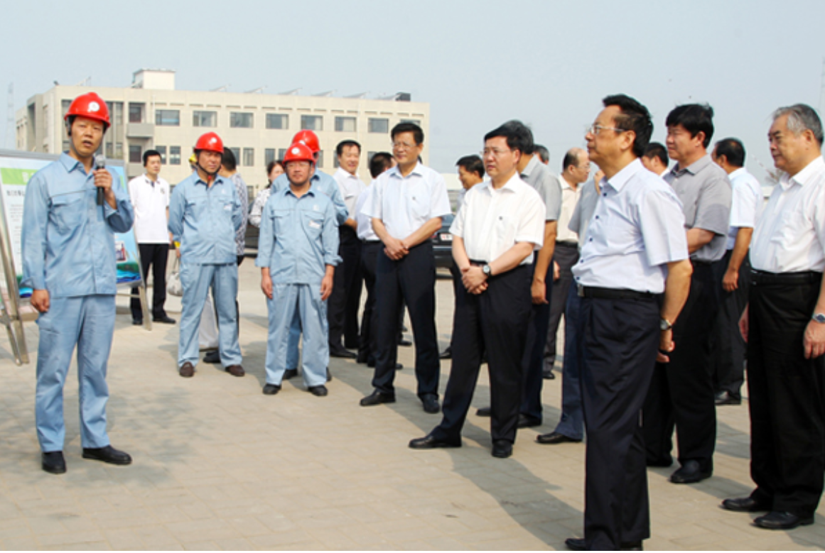 2014年8月11日，全國人大常委會(huì)副委員長、民建中央主席陳昌智，全國人大常委會(huì)委員、環(huán)資委副主任委員蔣巨峰，到電廠華新環(huán)保公司就油泥砂處置項(xiàng)目進(jìn)行專題調(diào)研。.png